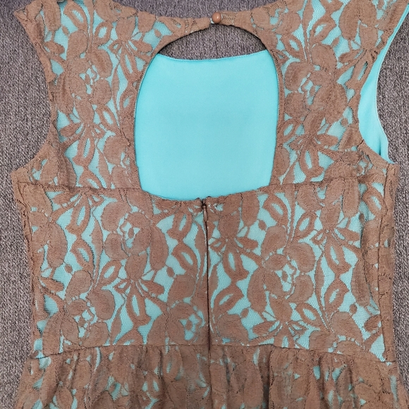 Lace Cocktail Dress - Picture 4 of 5